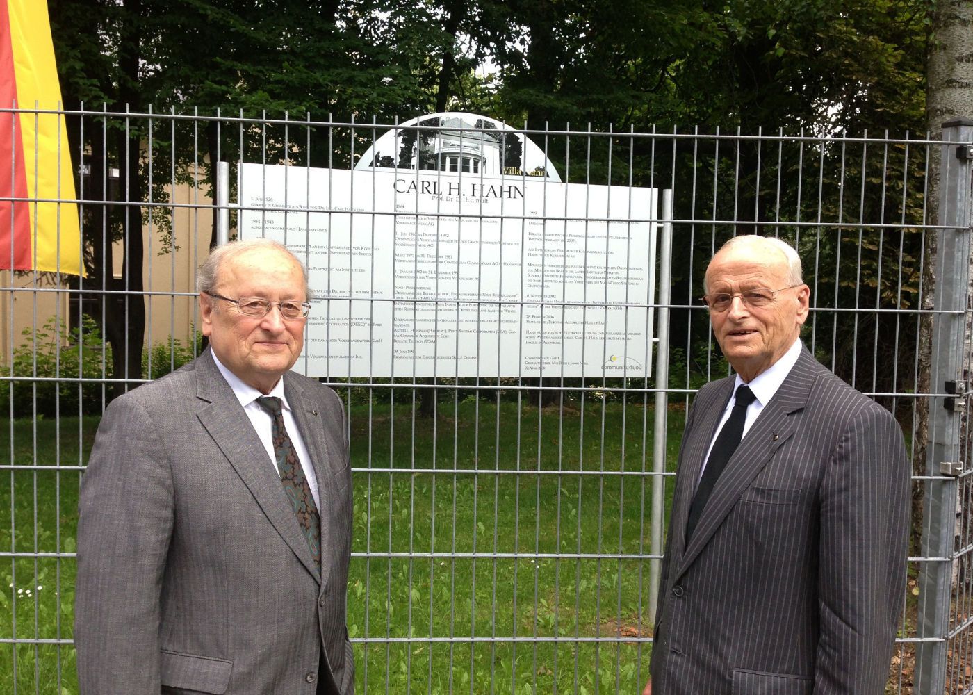 Die Brüder Carl und Wolfgang Hahn besuchten ihr einstiges Wohnhaus, die „Villa Hahn“ in Chemnitz, dem heutigen Firmensitz der community4you GmbH. Die Brüder Carl und Wolfgang Hahn besuchten ihr einstiges Wohnhaus, die „Villa Hahn“ in Chemnitz, dem heutigen Firmensitz der community4you GmbH.