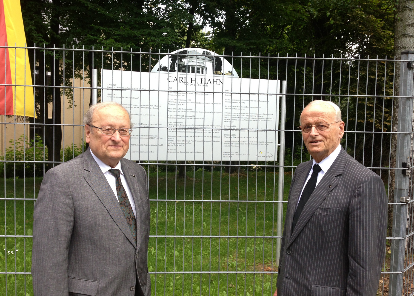 Die Brüder Carl und Wolfgang Hahn besuchten ihr einstiges  Wohnhaus, die „Villa Hahn“ in Chemnitz, dem heutigen Firmensitz der community4you GmbH.