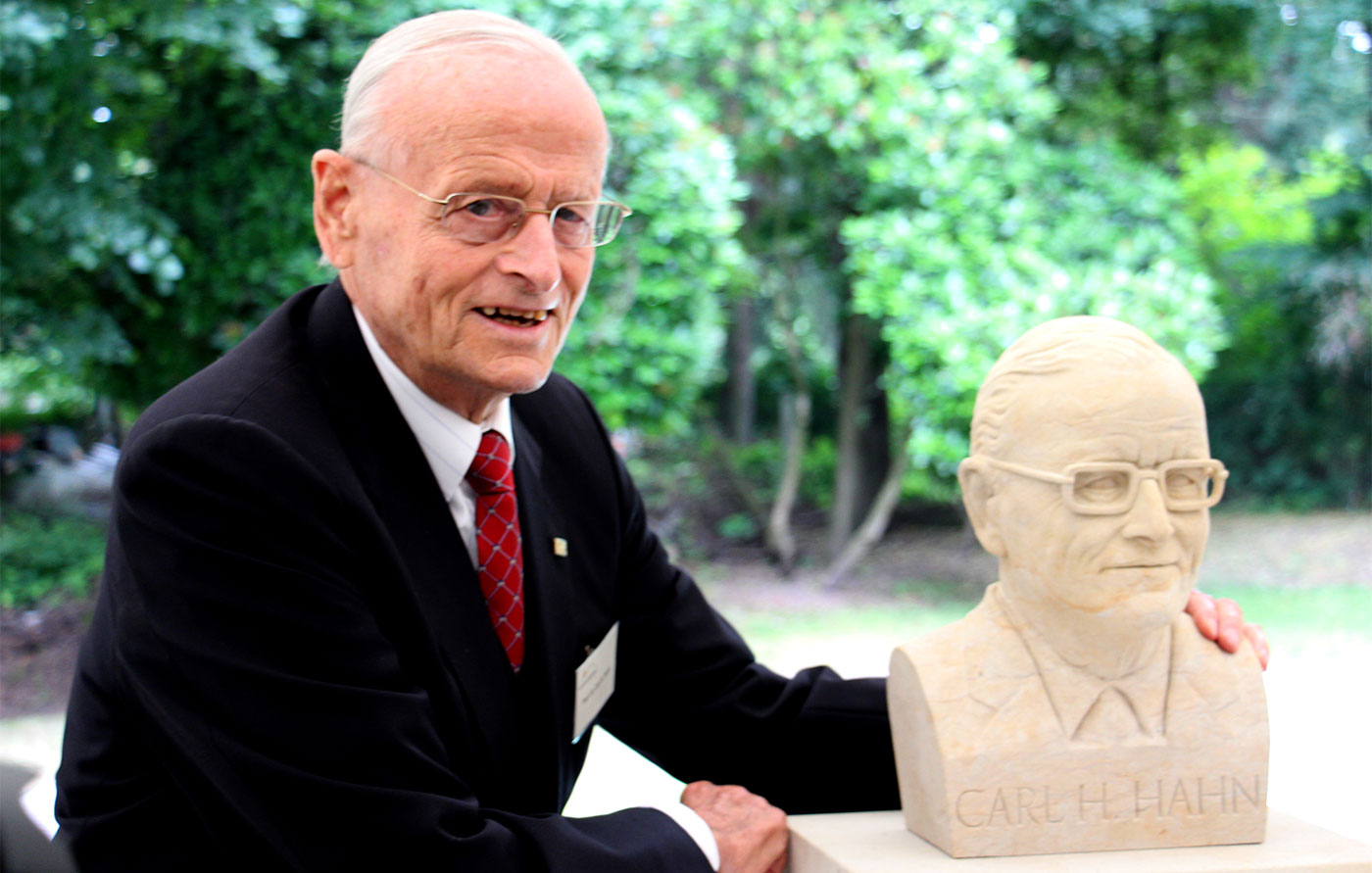 Feierliche Überraschung in der „Villa Hahn“: Prof. Dr. Carl H. Hahn neben seiner Portraitbüste