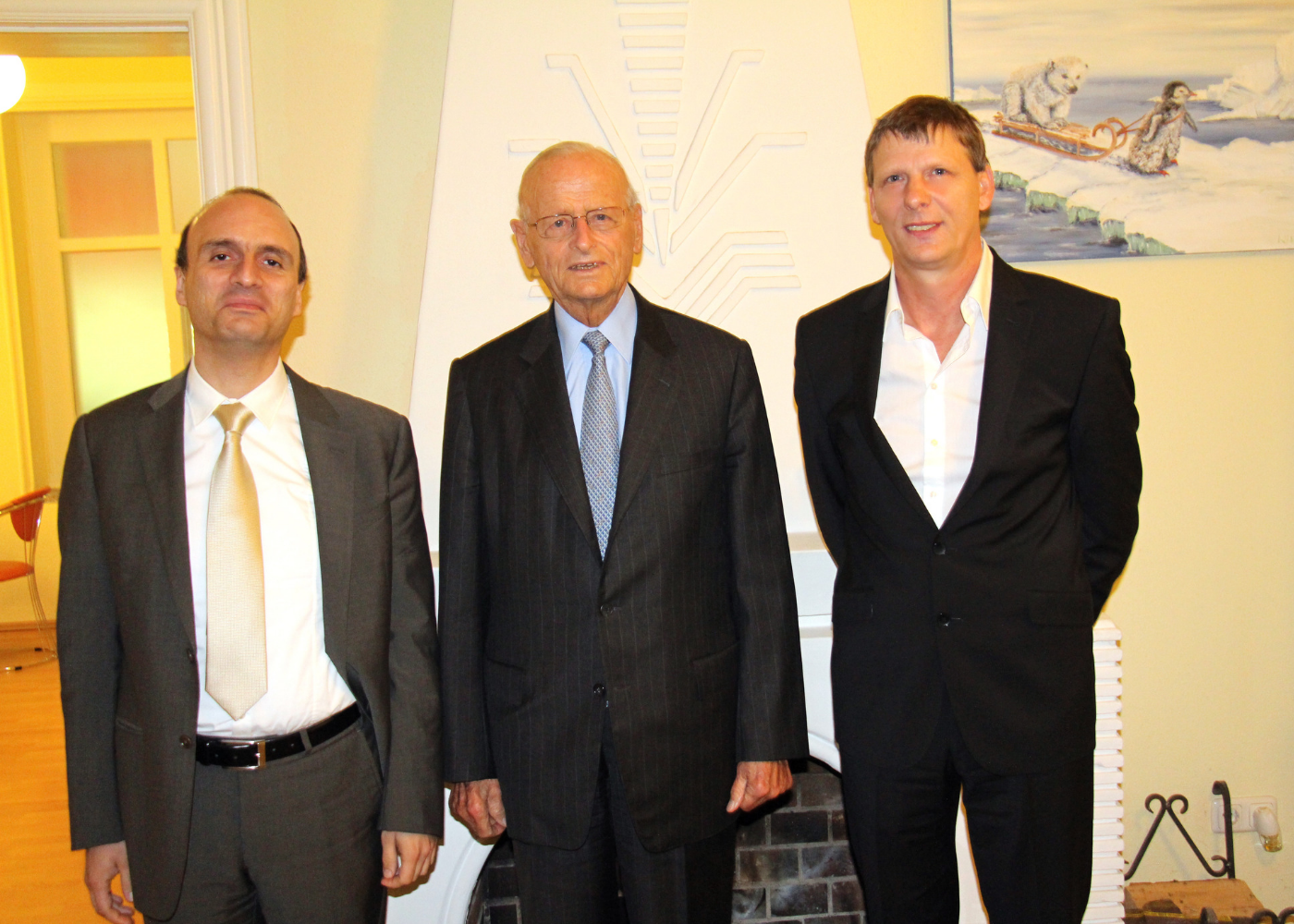 „Sachsen ist ein Land der kreativen Menschen“ Lavinio Cerquetti, Vorstand der community4you AG; Prof. Dr. Carl H. Hahn; Uwe Bauch, Vorstandsvorsitzender der community4you AG vor dem stilvollen Kamin der Villa Hahn