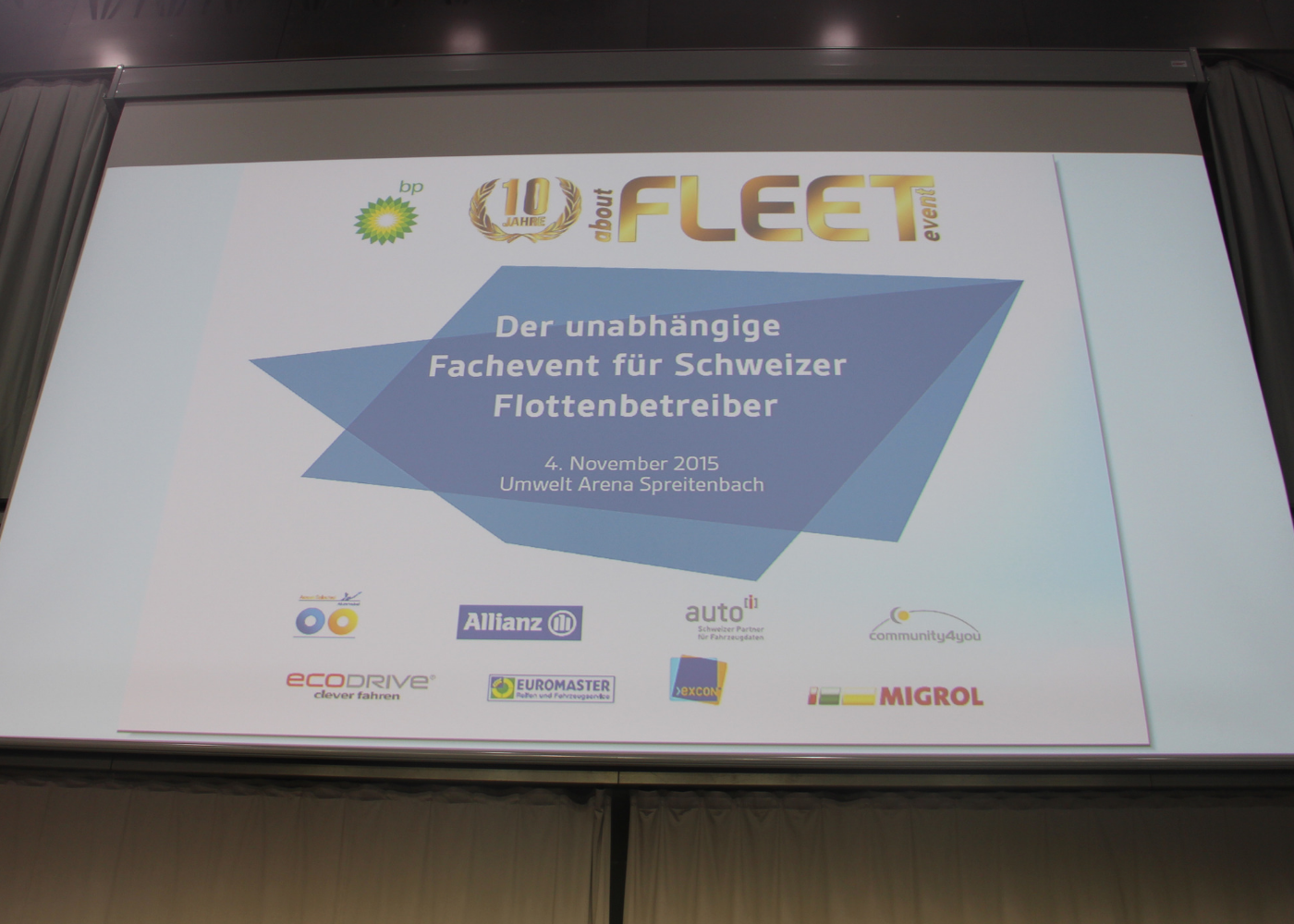 aboutFLEET 2015: Schweizer Flottenmanager begeistert von Flottensoftware comm.fleet links: aboutFLEET - die community4you AG ist als Sponsor präsent; rechts: Impressionen des Messestandes und der Merchandising Rubik Cube’s mit den Logos der comm.fleet-Produktlinie (Quelle: community4you AG)