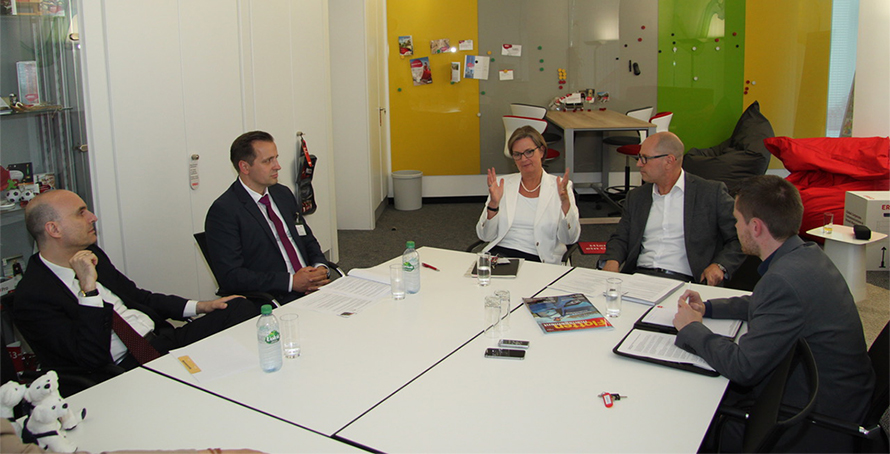 Lavinio Cerquetti, Stefan Krohn, Martina Ermecke, Sven-Christian Timm und Robin Haake Lavinio Cerquetti und Stefan Krohn (li, beide community4you) erläutern gemeinsam mit Martina Ermecke und Sven-Christian Timm (Mitte, beide ERGO) Robin Haake (re., Flottenmanagement) das Fuhrparkmanagement des Versicherers | Foto: Flotte Medien GmbH