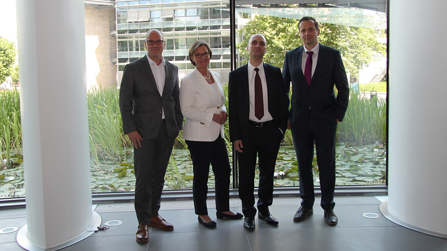 Sven-Christian Timm, Martina Ermecke, Lavinio Cerquetti und Stefan Krohn in der ERGO-Zentrale in Düsseldorf v.l.n.r.: Sven-Christian Timm, Martina Ermecke (beide ERGO), Lavinio Cerquetti und Stefan Krohn (beide community4you) in der ERGO-Zentrale in Düsseldorf | Foto: Flotte Medien GmbH